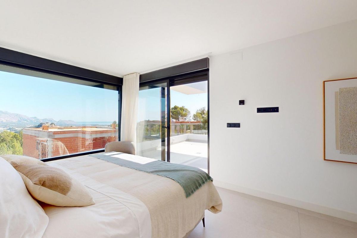 Stijlvolle slaapkamer met grote ramen en schilderachtig uitzicht in een villa met 3 slaapkamers in Polop, Costa Blanca Noord.