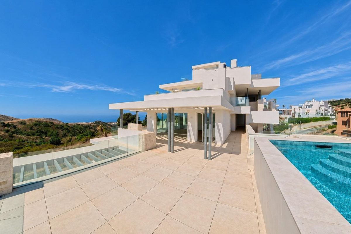 Penthouse with sea views in Ojen