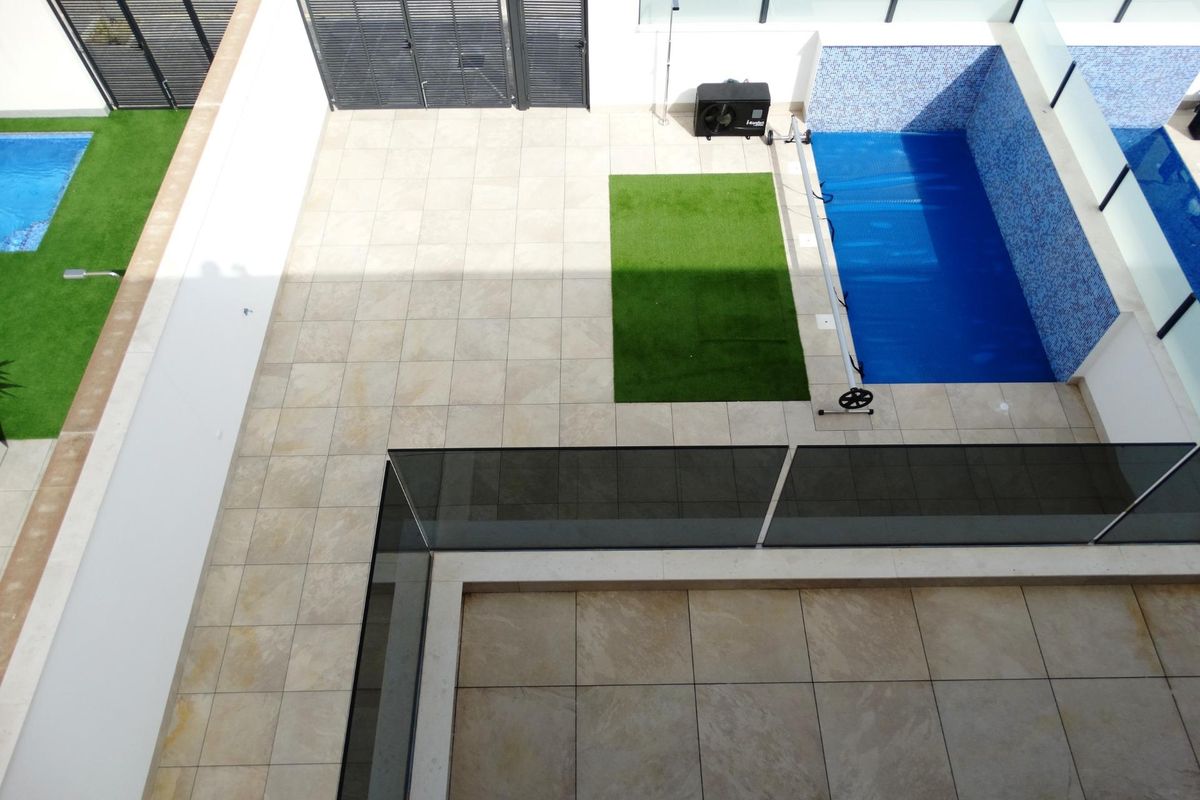 Luchtfoto van een privé tuin met een blauw zwembad en kunstgras, San Javier, 3-slaapkamer townhouse.
