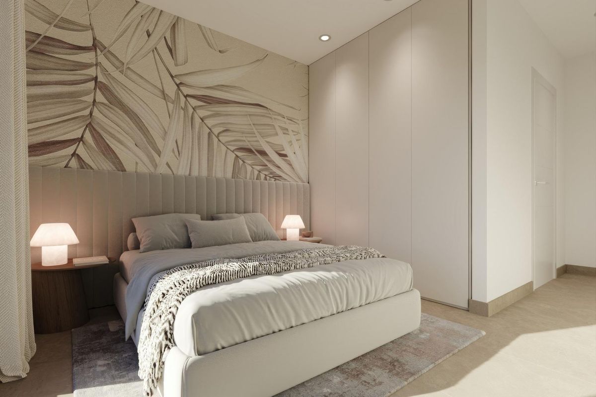 Gezellige slaapkamer met een stijlvolle hoofdbord en zachte verlichting in het appartement in Fuente Álamo.