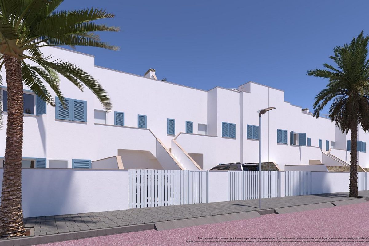 Stijlvolle rij bungalows met een lage muur en palmbomen in Pilar de La Horadada, Costa Blanca Zuid.