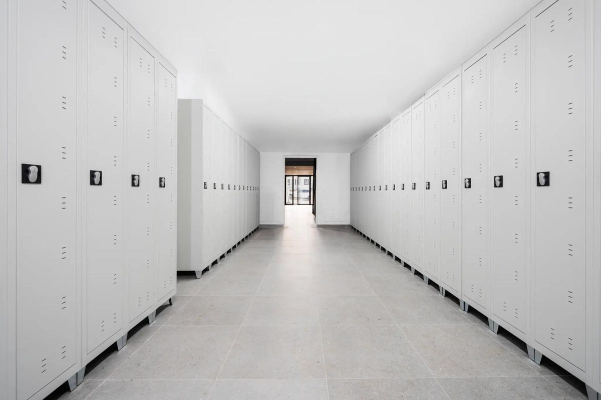 Ruime kleedkamer in het appartementencomplex gelegen in Monachil, Costa de Almeria.