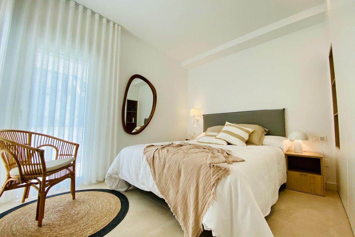 Chique slaapkamer in een 3-slaapkamer appartement in Pilar de La Horadada, met natuurlijk licht en gezellige decoratie.