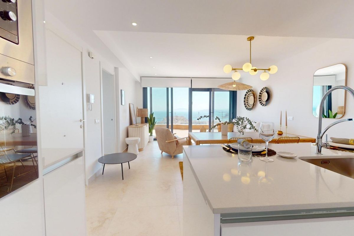 Heldere open woonruimte met eetruimte en uitzicht op zee in een 2-slaapkamerappartement op de begane grond in Aguilas.