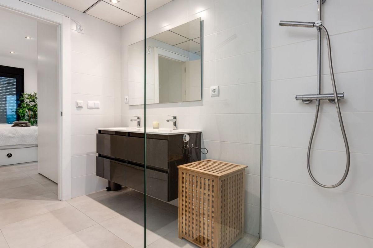 Heldere badkamer met eigentijds ontwerp en douchegedeelte, onderdeel van een 3-slaapkamer villa in Pilar de La Horadada, Spanje.