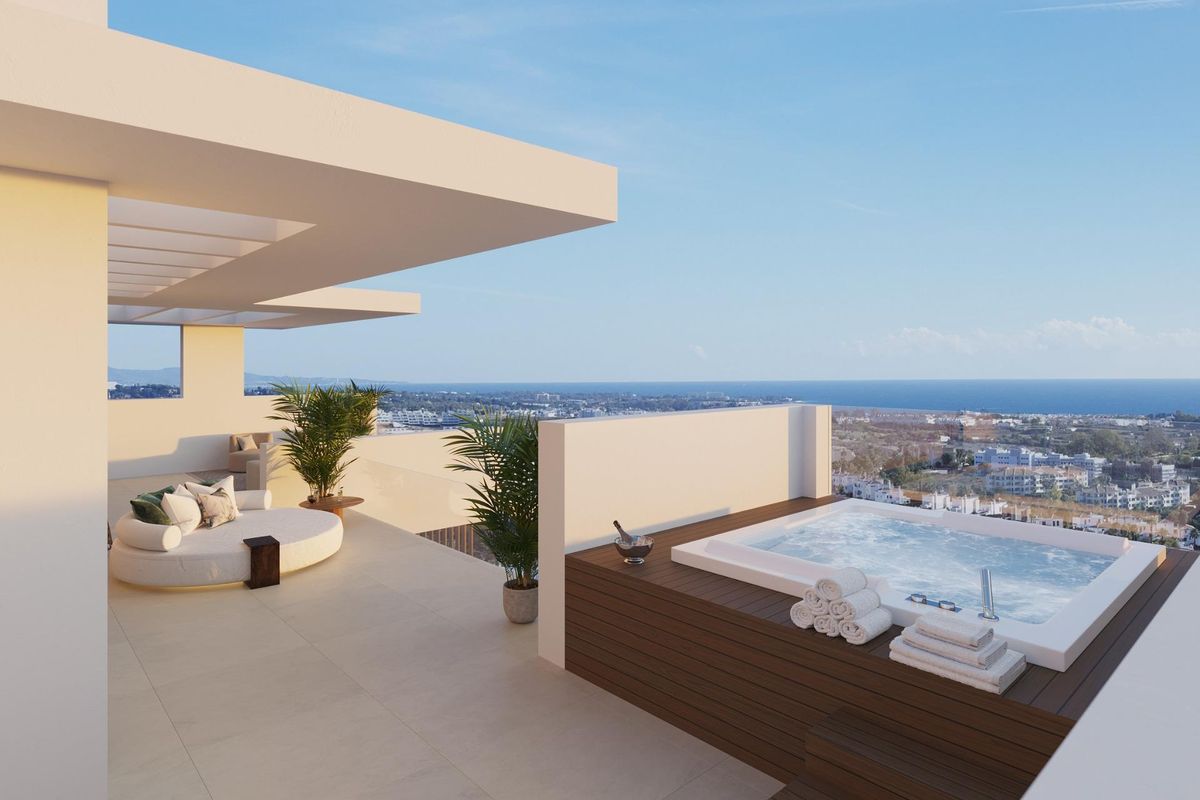 Dakterras met jacuzzi en prachtig uitzicht bij de 4-slaapkamer villa in Estepona, Costa del Sol.