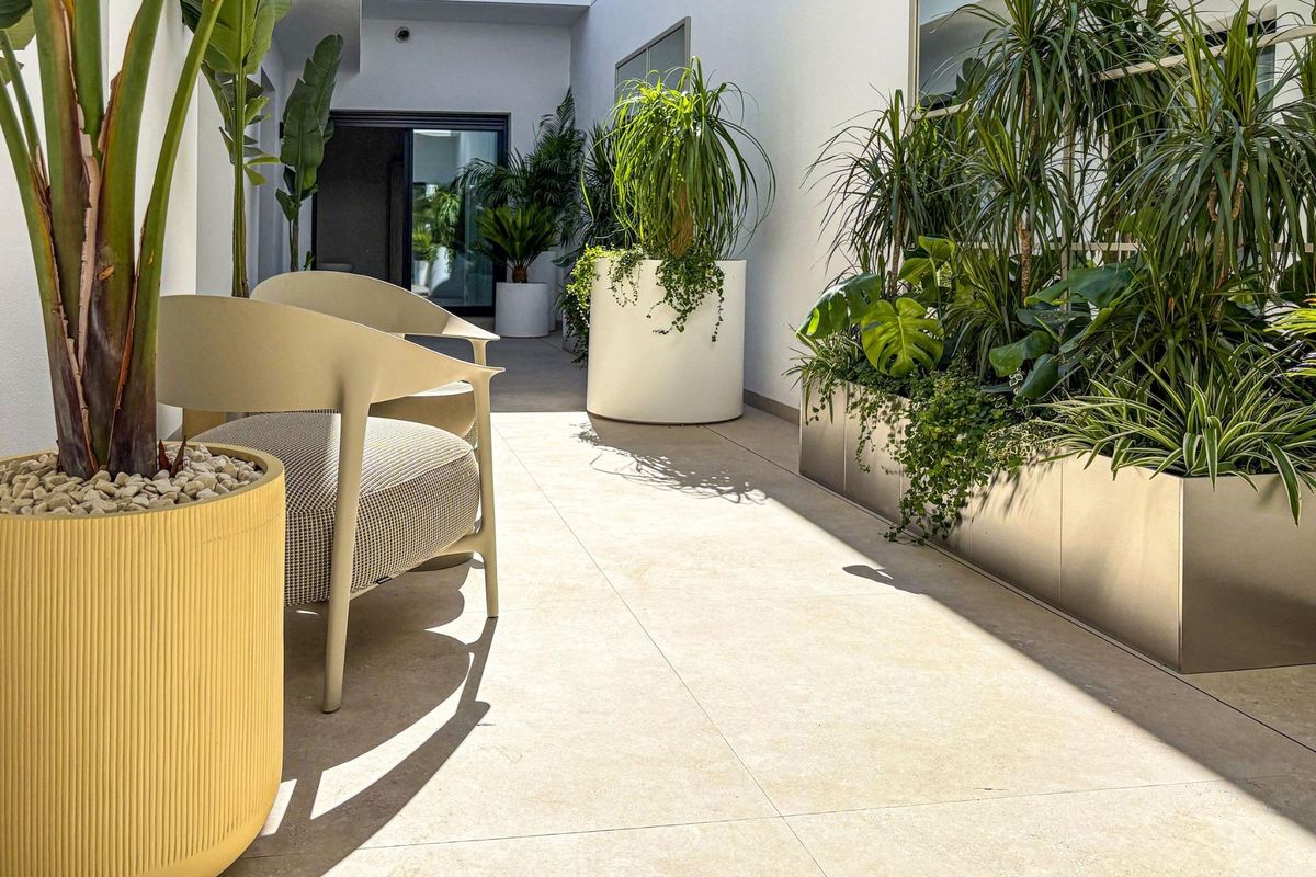 Interieur van een moderne villa met 5 slaapkamers in Rojales, met weelderige planten en zitgedeelte.