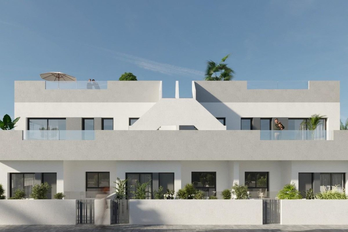 Een ander buitenaanzicht van de moderne 2-slaapkamer bungalow in Torrevieja, met een strakke architectonische stijl.