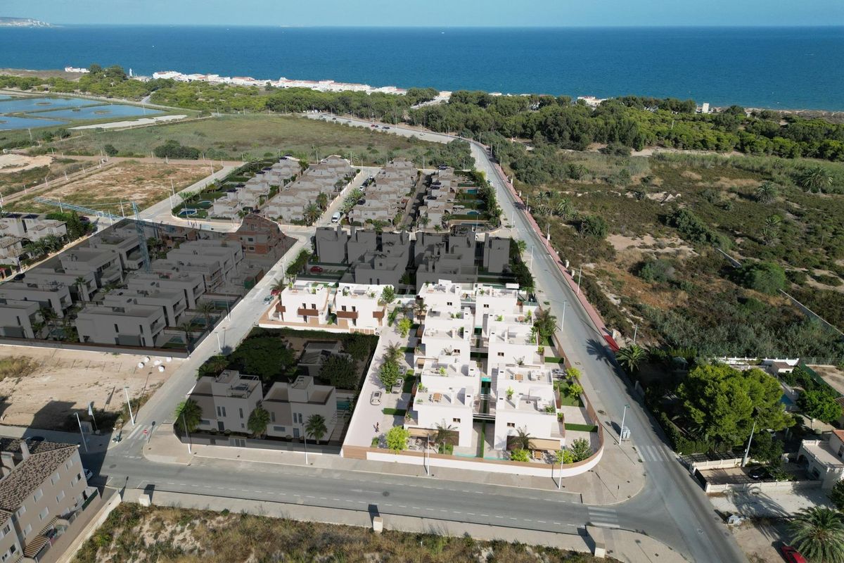 Luchtfoto van een villa complex met 3 slaapkamers in La Marina, Costa Blanca Zuid, dichtbij het strand.