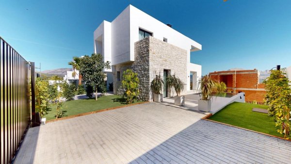 Moderne 3-slaapkamer villa buitenkant in Polop, Costa Blanca met een aangelegde ingang en uitzicht op de bergen.