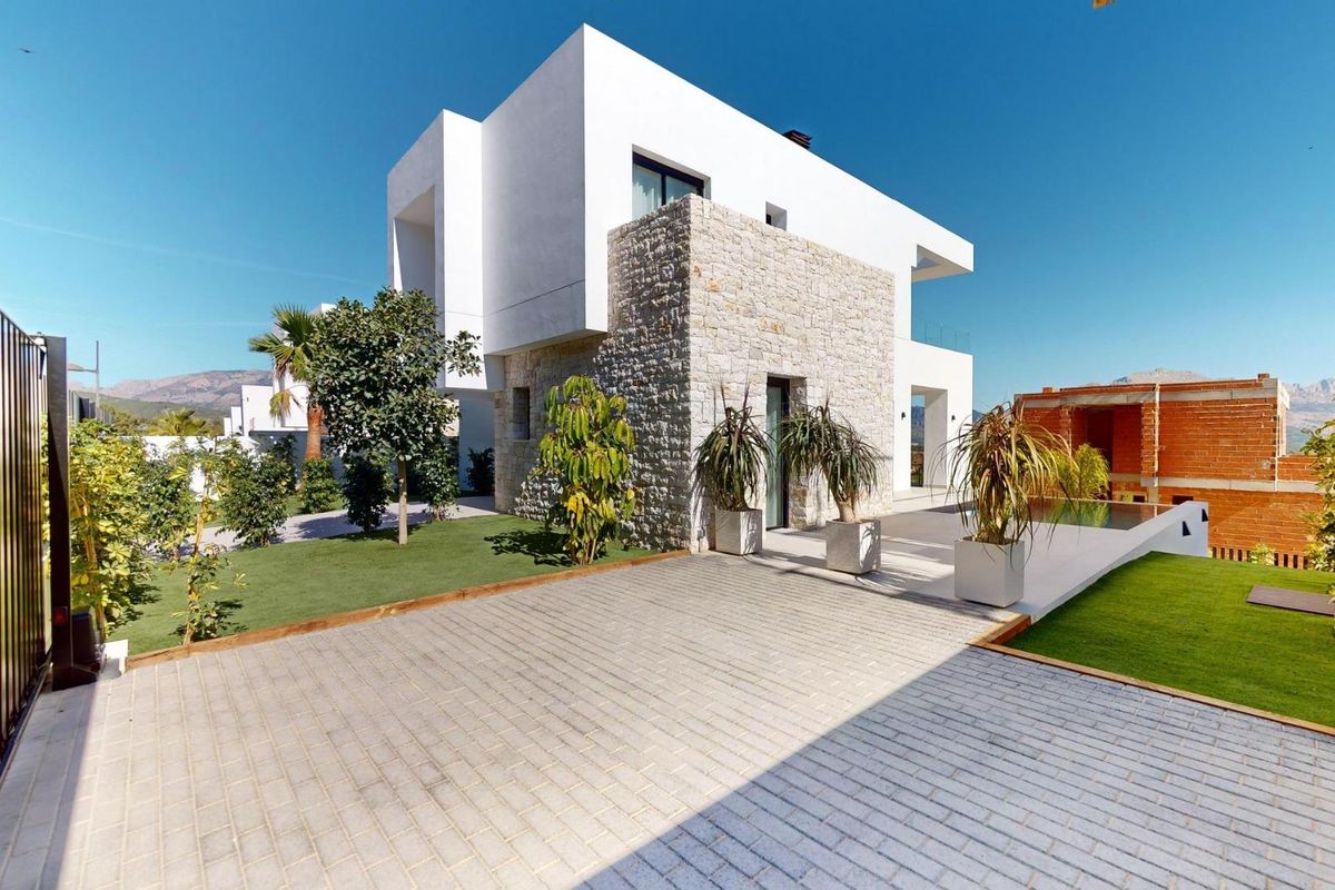 Moderne 3-slaapkamer villa buitenkant in Polop, Costa Blanca met een aangelegde ingang en uitzicht op de bergen.