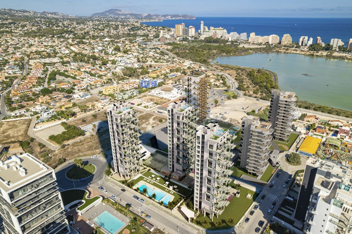 Luchtfoto van modern appartementencomplex in Calpe, Spanje, met uitzicht op de kust en het omliggende landschap.