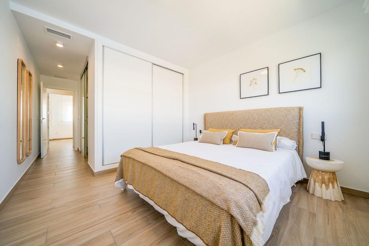 Ruime hoofdslaapkamer met elegante decoratie in een 2-slaapkamer appartement in Orihuela, Costa Blanca Zuid.