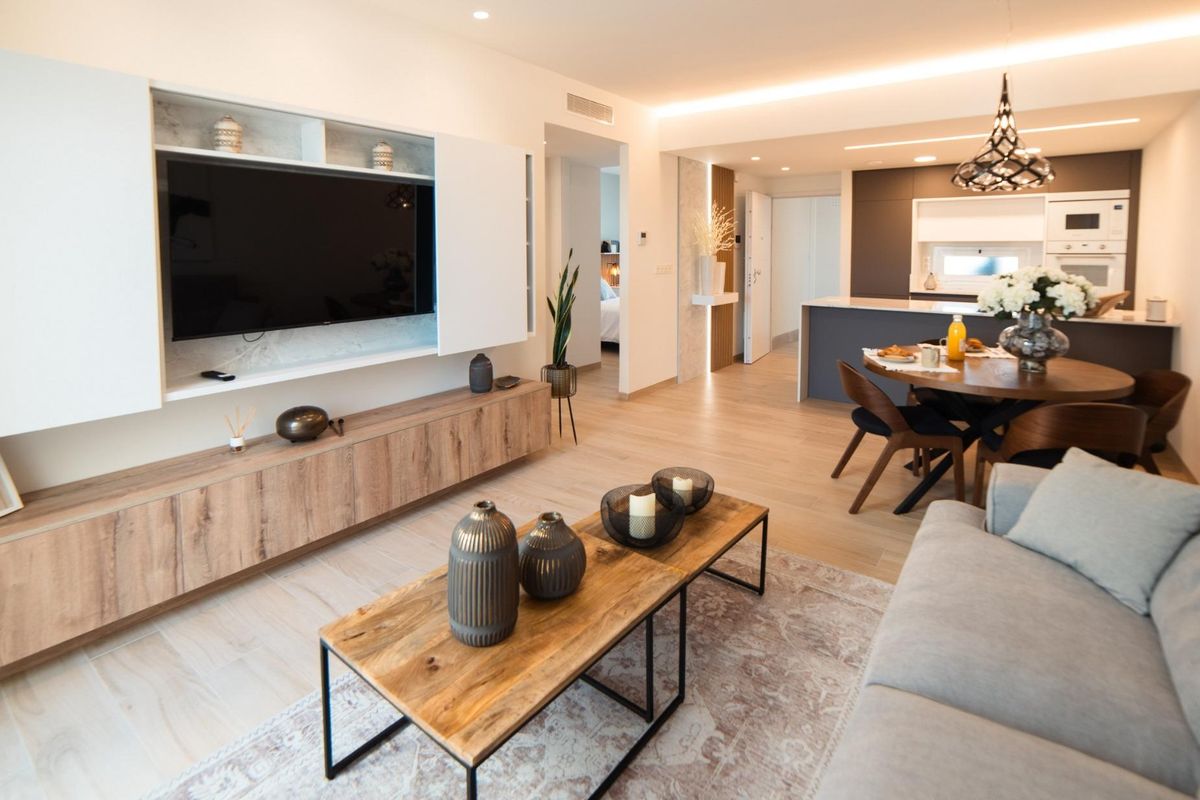 Stylish interieur van de woonkamer in de penthouse in Guardamar del Segura, met een modern design en natuurlijk licht.