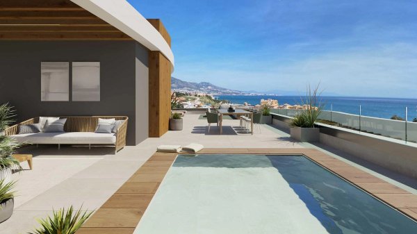 Prachtig terras met zwembad en panoramisch uitzicht op zee in een luxe penthouse, Mijas, Costa del Sol.