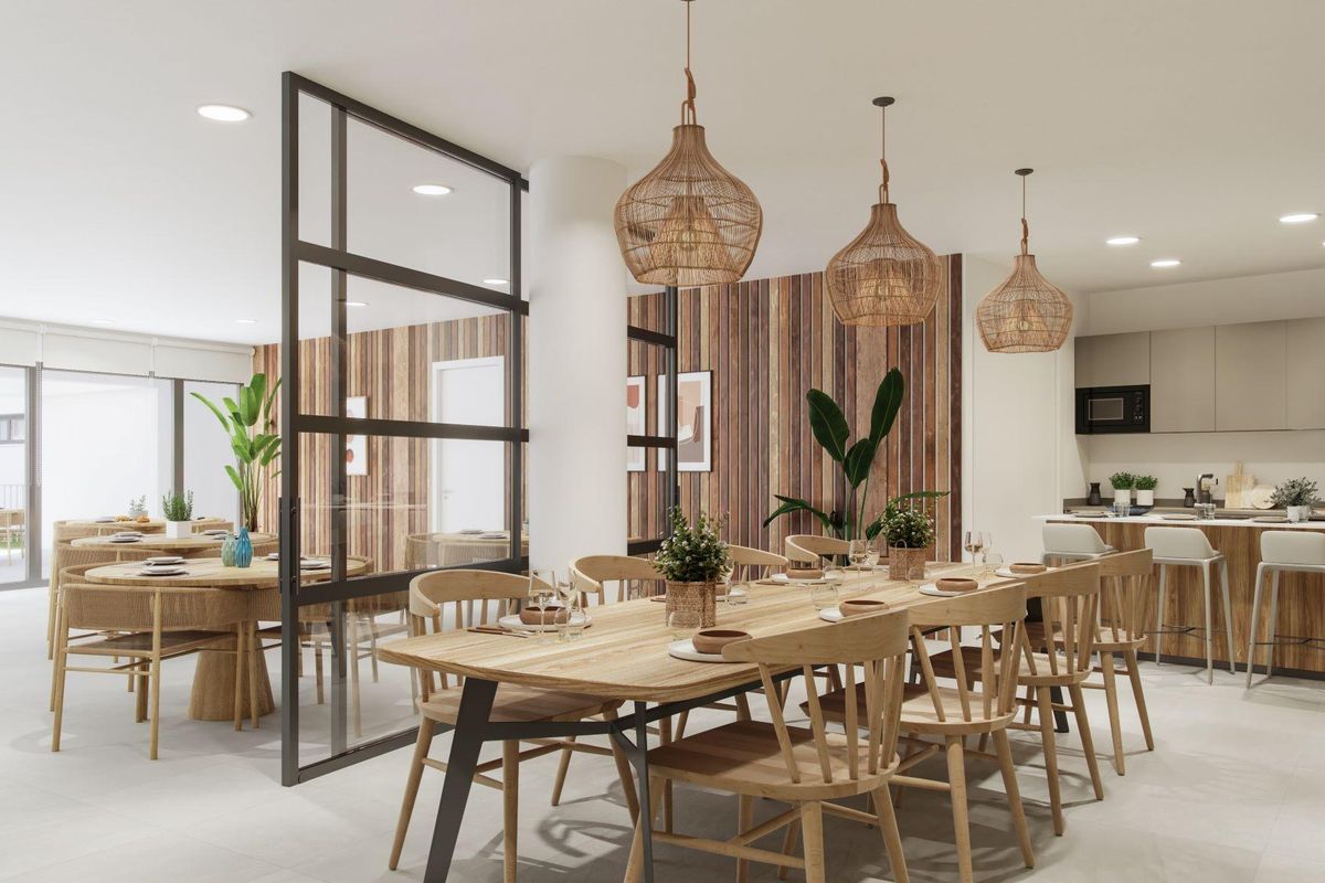 Stijlvolle keuken en eetruimte in het appartementencomplex, ideaal voor bijeenkomsten in Estepona, Costa del Sol.