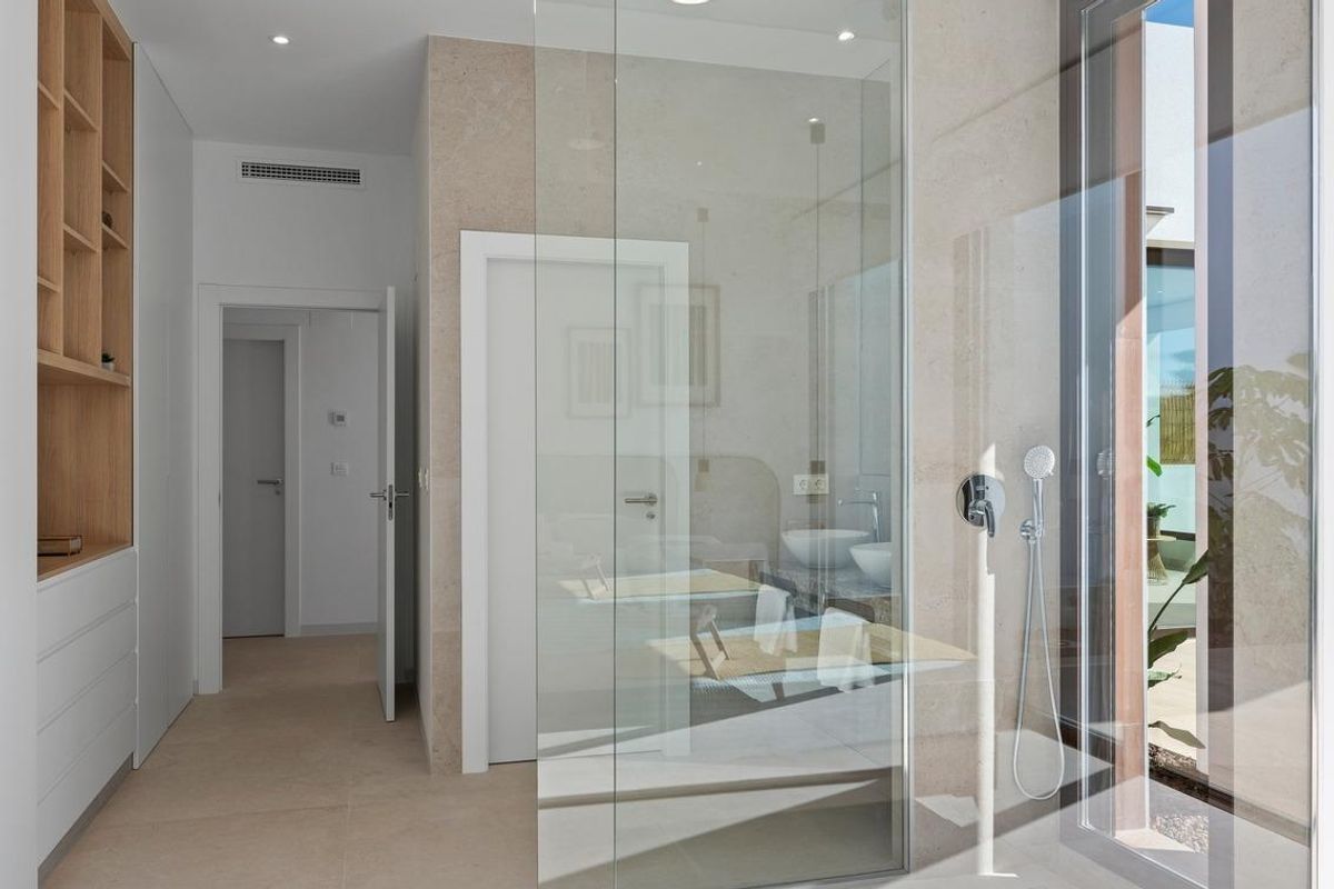 Modern badkamer met een glazen douche en natuurlijk licht in een luxe villa, Los Alcazares, Spanje.