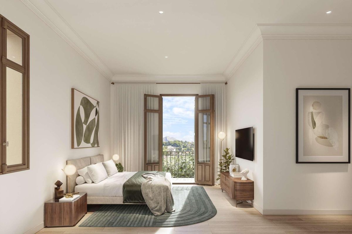 Heldere en luchtige slaapkamer met balkon toegang in een begane grond 3-slaapkamer appartement in Málaga, Costa del Sol.