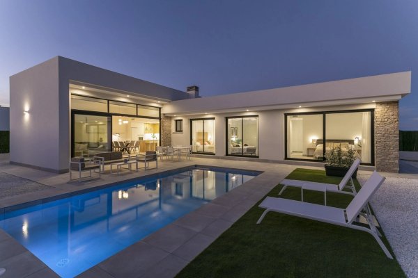 Moderne 3-slaapkamer villa in Calasparra met een zwembad, terras en ruime woonkamer bij schemering.