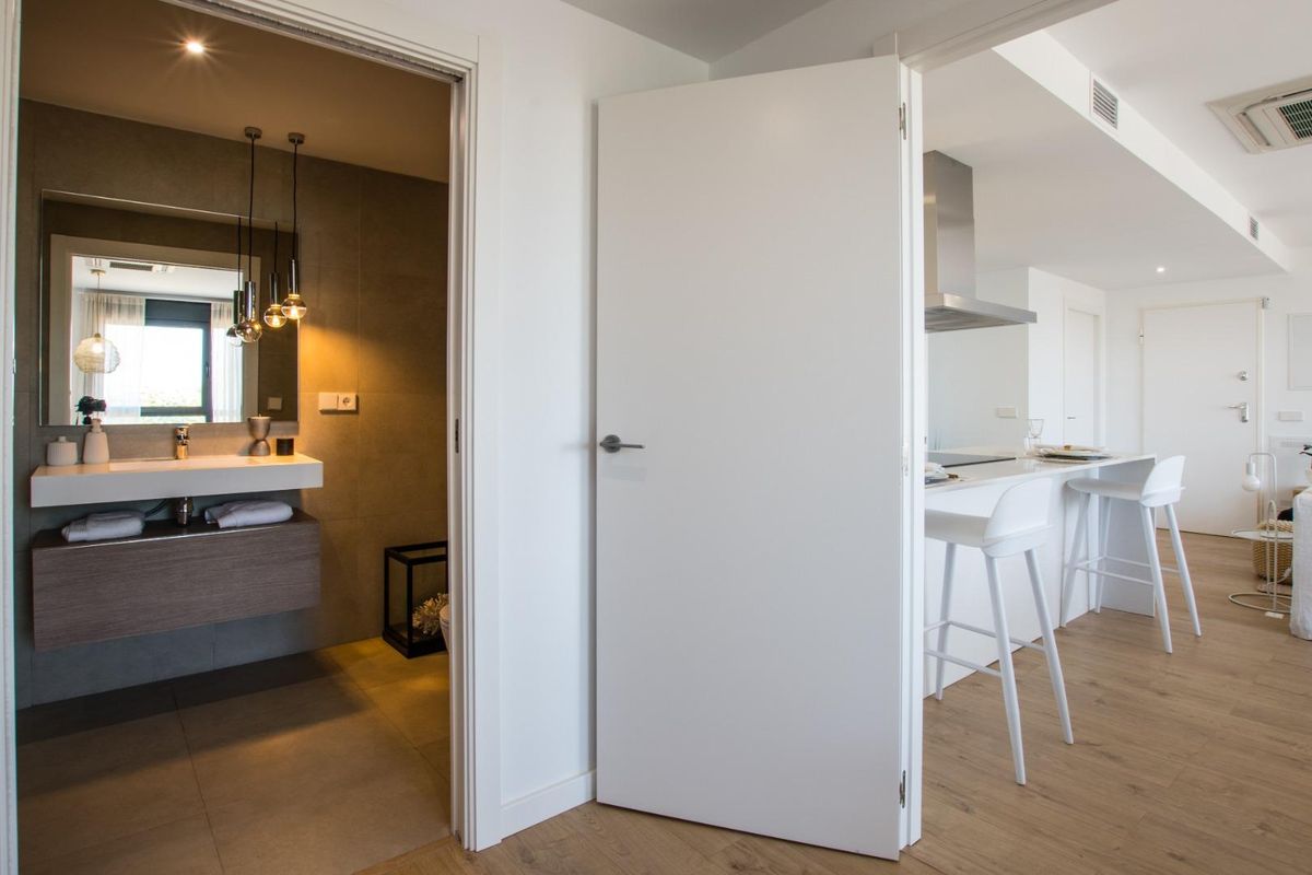 Entree die de badkamer en keukenindeling toont in een modern appartement in Villajoyosa.