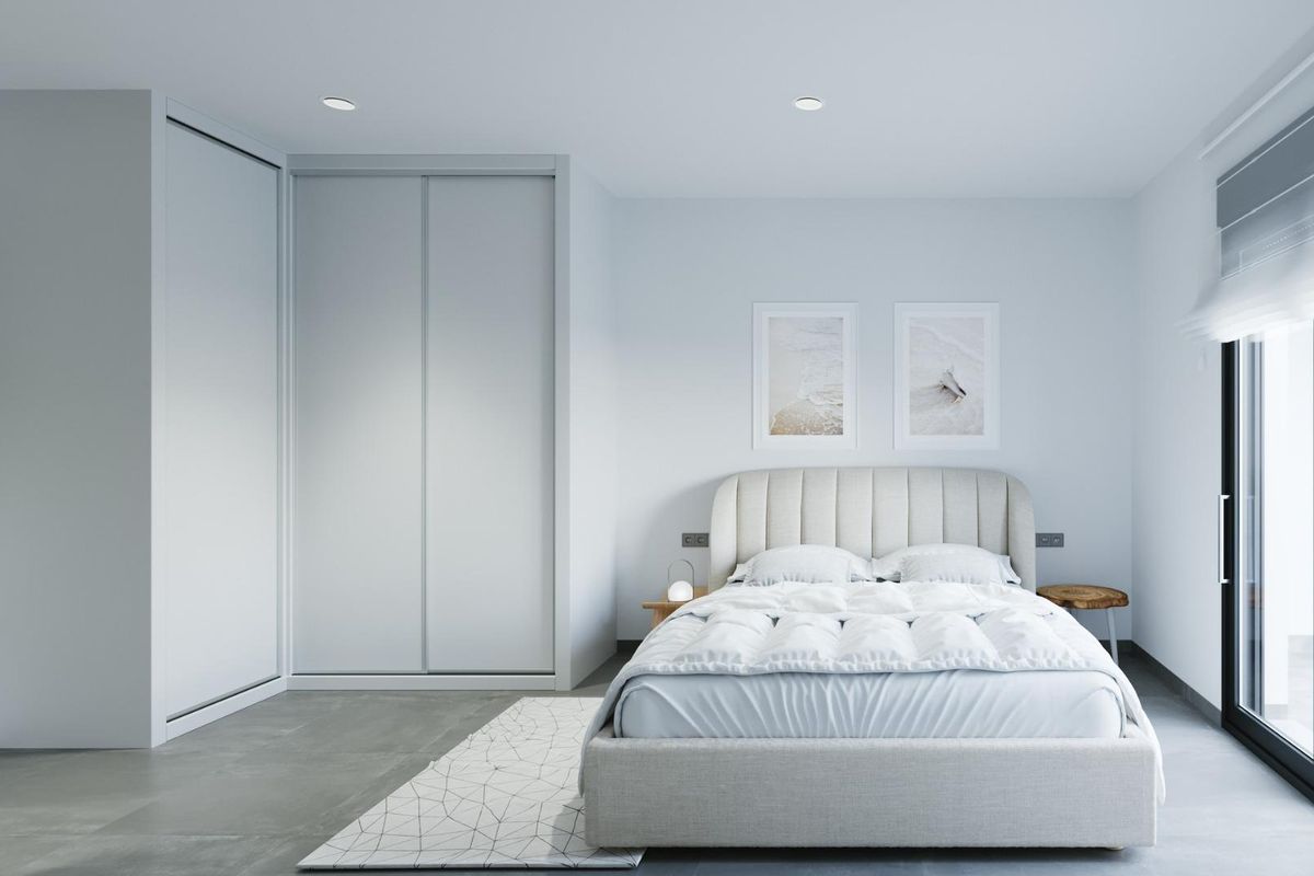 Heldere en luchtige slaapkamer in de bungalow met een stijlvolle bed en moderne decoratie in Torre Pacheco.