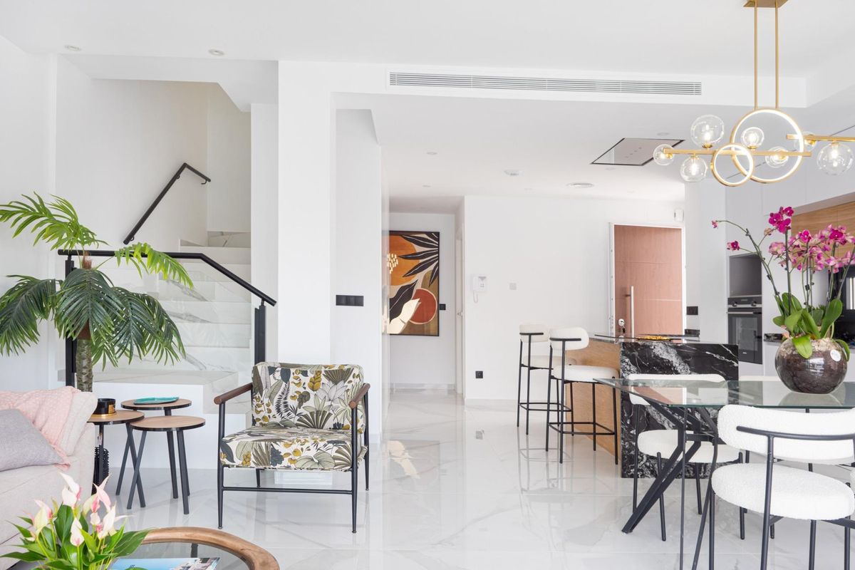 Open woonkamer en eetkamer met modern ontwerp en stijlvolle decoratie in villa in San Pedro del Pinatar.