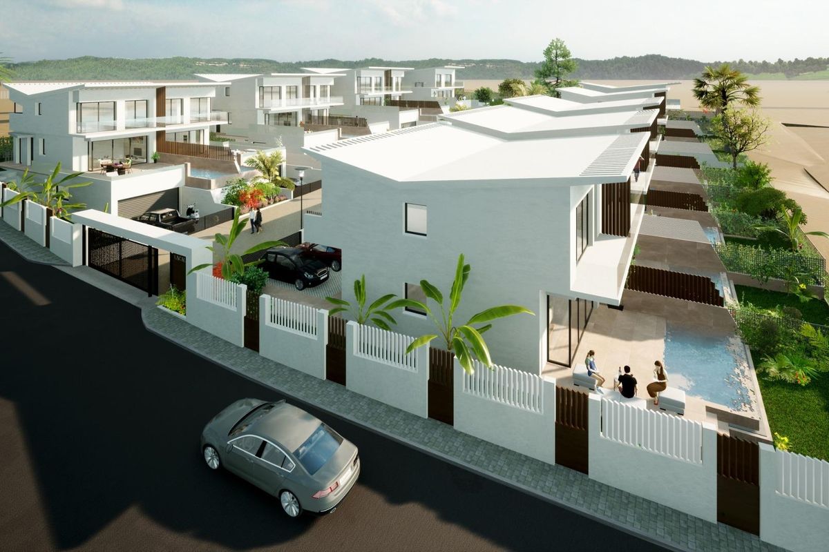 Overzicht van de gated community in Mijas, met moderne 4-slaapkamer townhouses en toegang.