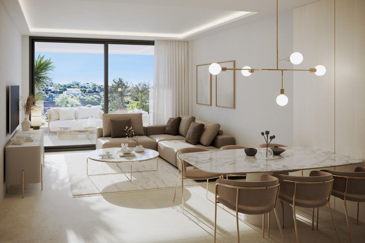 Moderne woonkamer in een 2-slaapkamer appartement, Fuengirola, met grote ramen en een eetruimte.