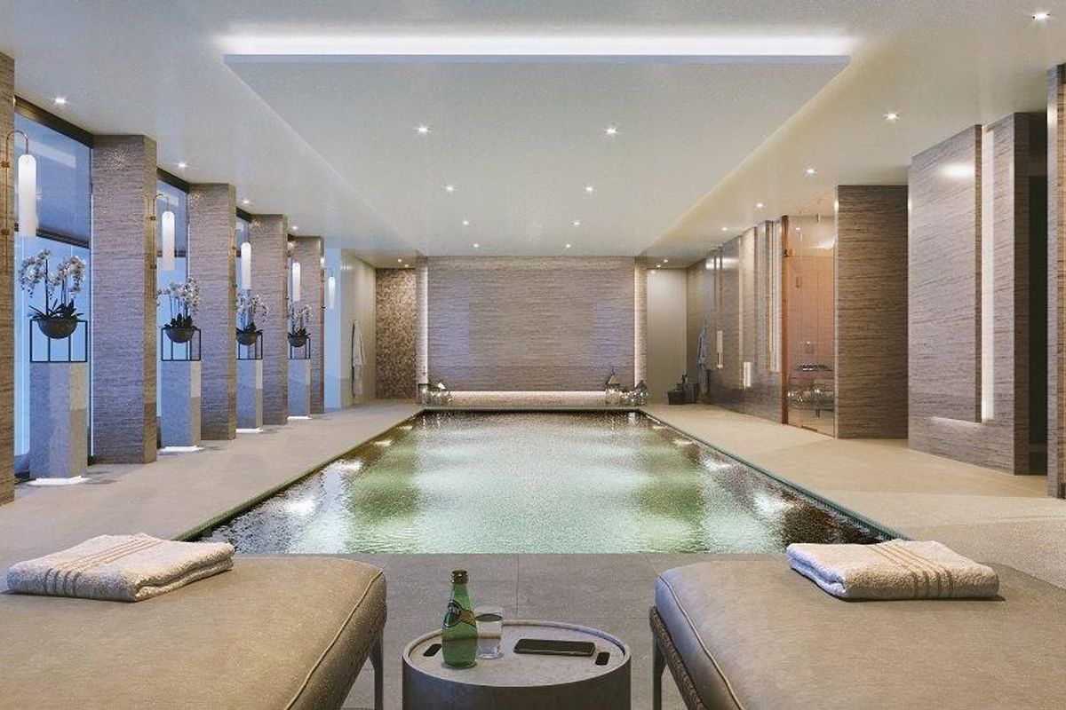 Luxe binnenzwembad dat rust en ontspanning biedt in de chique appartementengemeenschap van Estepona.