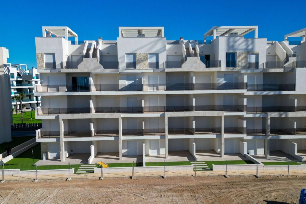 Gevel van moderne appartementen met balkons en zwembad in Guardamar del Segura, Costa Blanca Zuid.