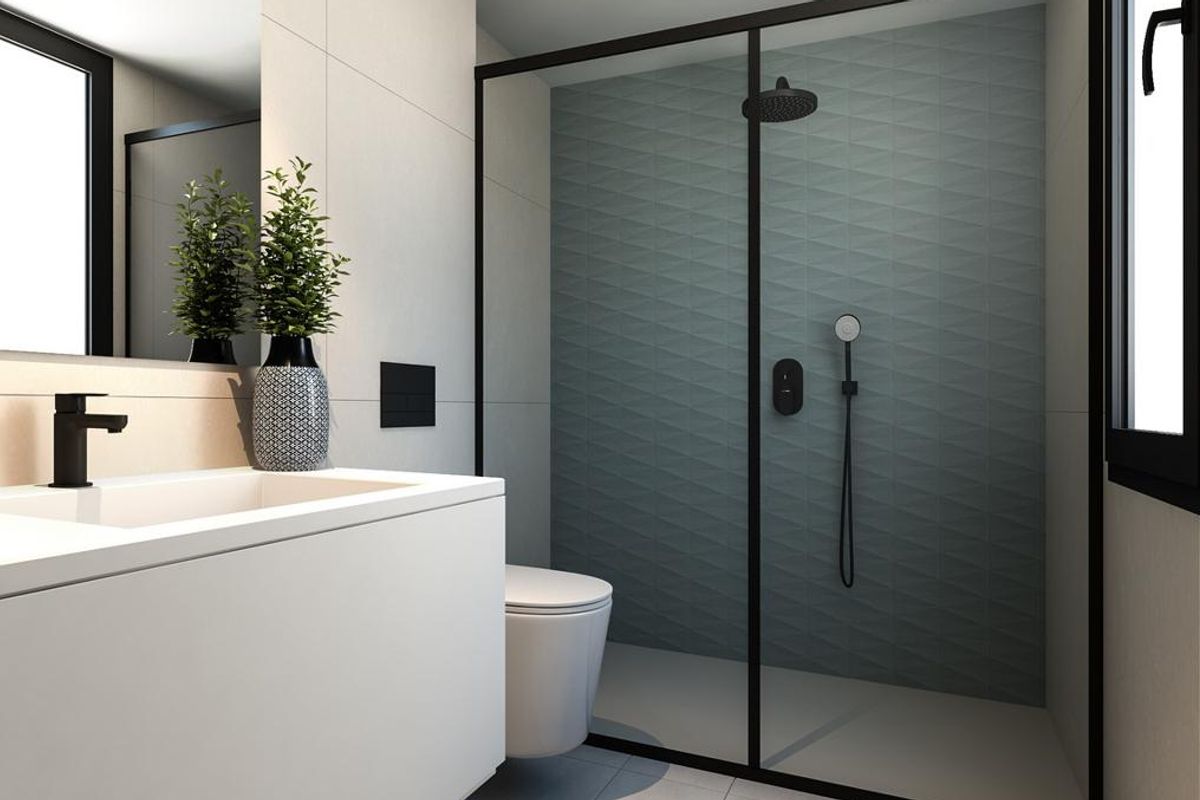 Moderne badkamer met inloopdouche en stijlvol sanitair in een 3-slaapkamer villa in Denia, Costa Blanca.