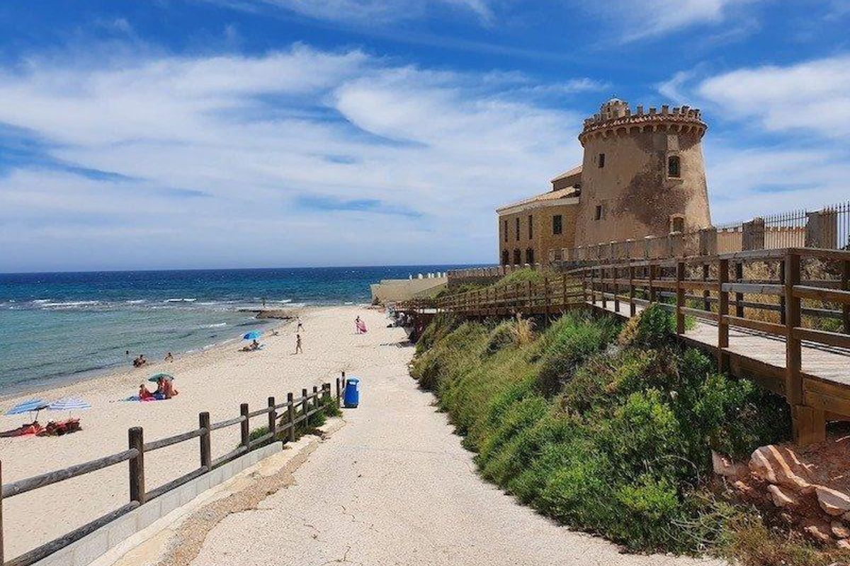 Schilderachtig strandzicht bij een 5-slaapkamer villa in Pilar de La Horadada, toont de natuurlijke schoonheid.