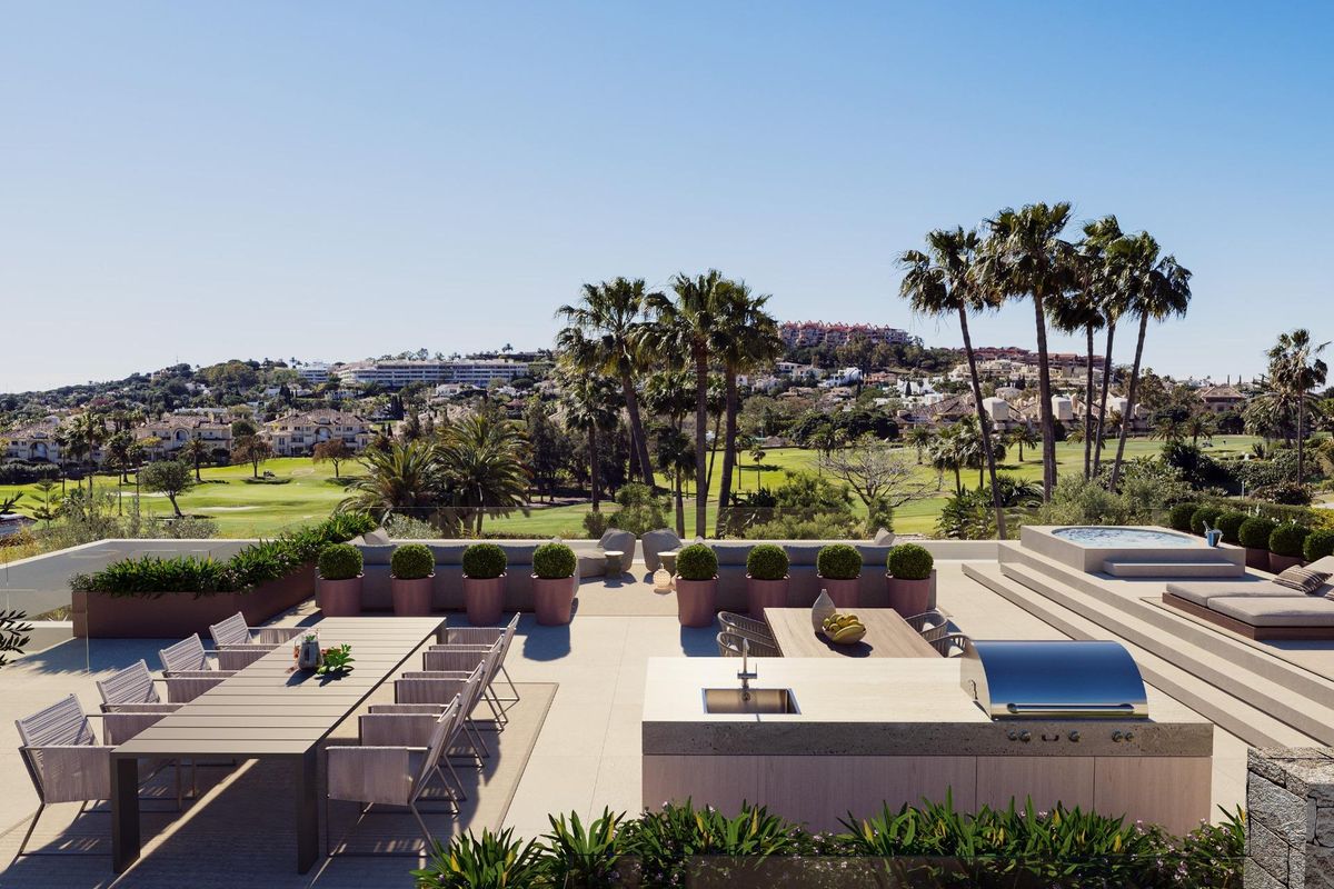 Buiten eetruimte met barbecue op het terras van een villa in Marbella, tegen een prachtig uitzicht op het landschap.