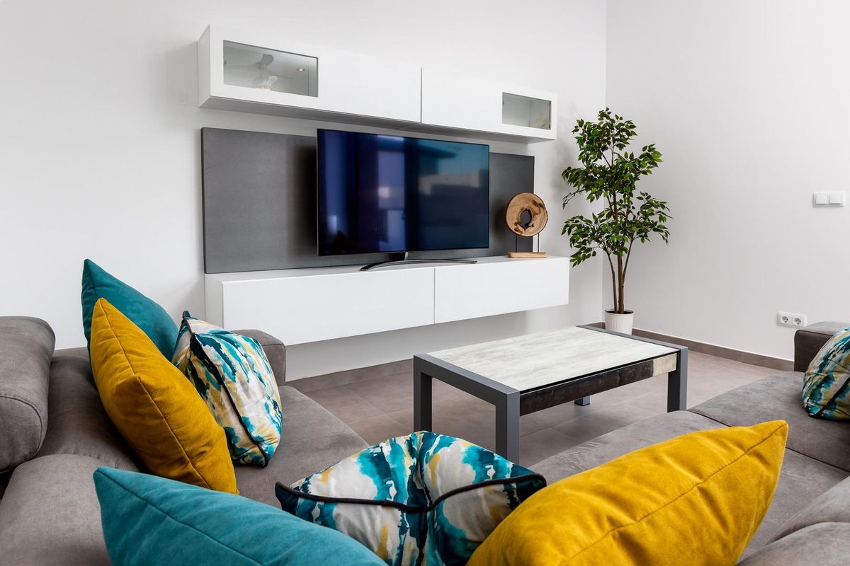 Moderne woonkamer van een 3-slaapkamer villa in Pilar de La Horadada, met een comfortabele bank en een tv-meubel.