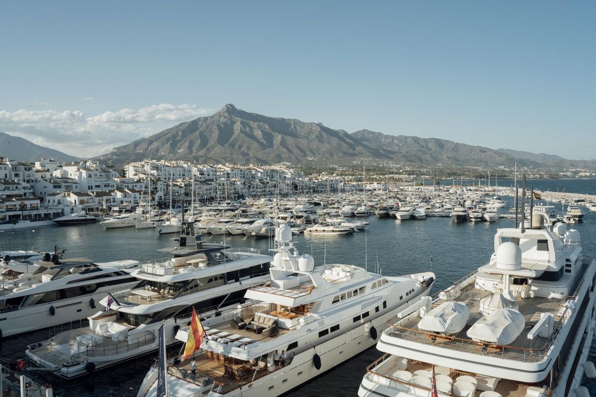 Uitzicht op de jachthaven in Marbella, Costa del Sol, met luxe jachten en de achtergrond van de bergen.