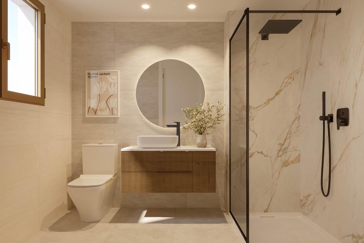 Moderne badkamer in een appartement in Torremolinos, met een inloopdouche en eigentijdse afwerkingen.