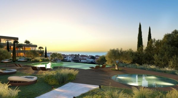 Mooie uitzicht op aangelegde tuin en zwembaden tijdens zonsondergang, gelegen in Fuengirola, Costa del Sol.