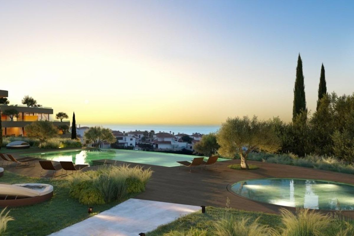 Prachtig zwembadgebied met zachte zonsondergangverlichting en lounge ruimtes in de penthouse in Fuengirola.