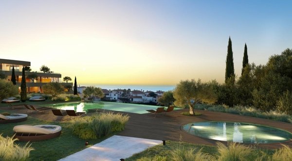 Mooie uitzicht op aangelegde tuin en zwembaden tijdens zonsondergang, gelegen in Fuengirola, Costa del Sol.