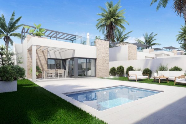 Buitenzijde van een moderne 3-slaapkamer villa in Vera, Costa de Almeria, met een zwembad en weelderige tuin.