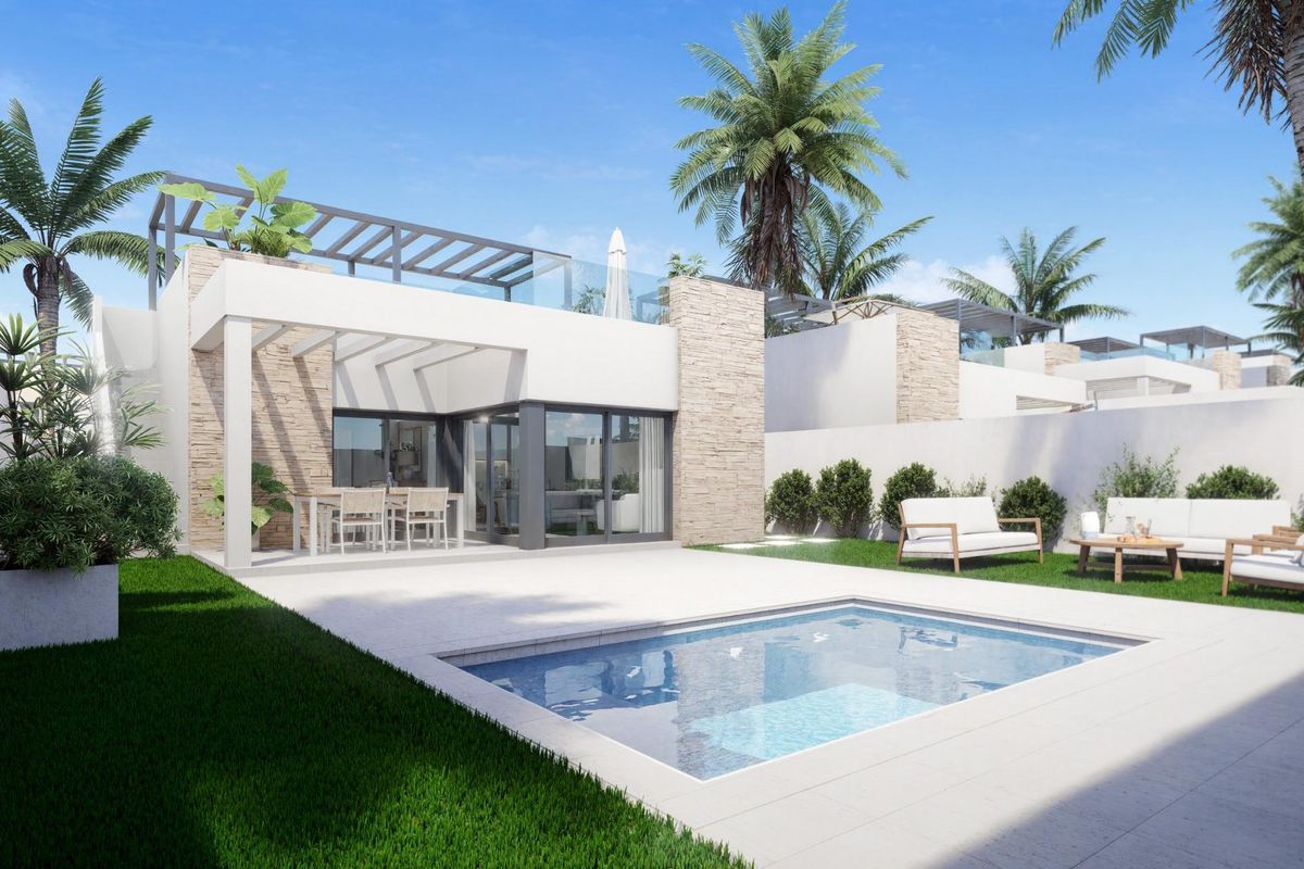 Buitenzijde van een moderne 3-slaapkamer villa in Vera, Costa de Almeria, met een zwembad en weelderige tuin.