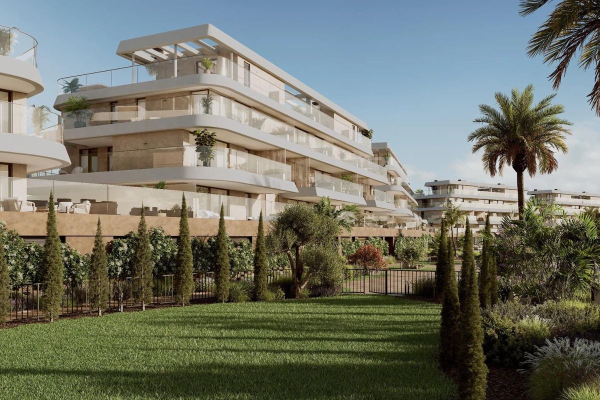 Dichtbijzicht van de appartementen omringd door weelderig groen in Estepona, Costa del Sol.