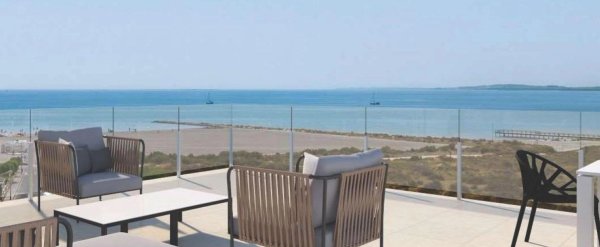 Penthouse terras met prachtig uitzicht op zee in Santa Pola, Costa Blanca Zuid, met tuinmeubelen.