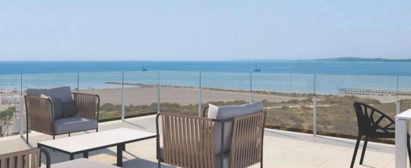 Penthouse terras met prachtig uitzicht op zee in Santa Pola, Costa Blanca Zuid, met tuinmeubelen.