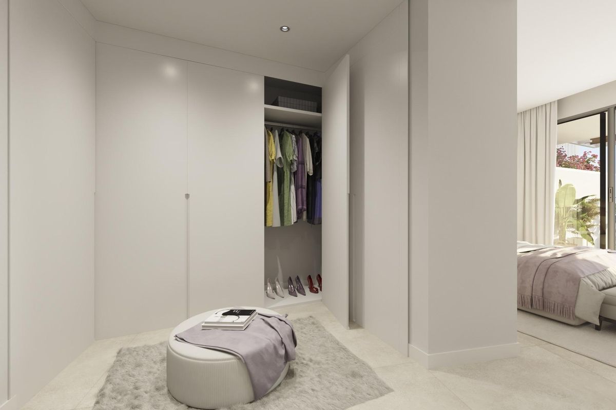 Inloopkast met georganiseerde kledingopslag in een appartement op de begane grond in Benahavís, Costa del Sol.