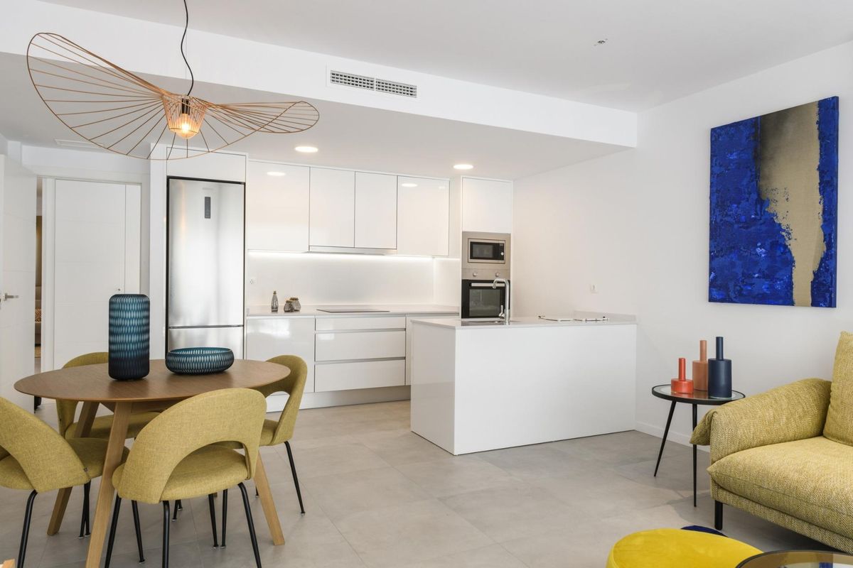 Open keuken en eetkamer in Orihuela Costa, met moderne voorzieningen en design.