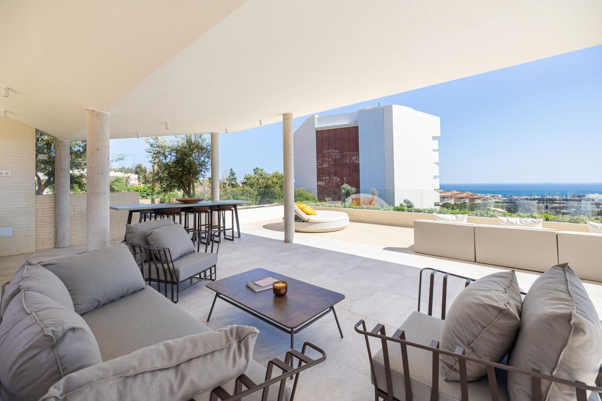 Luxe terrasopstelling met zitplaatsen en uitzicht op de kust in een 2-slaapkamer penthouse, Fuengirola, Costa del Sol.