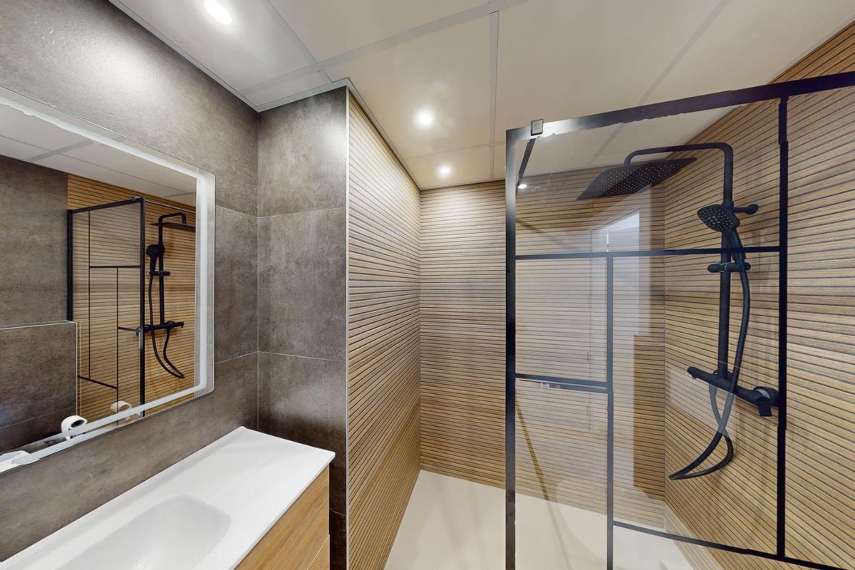 Moderne badkamer met douche in een 3-slaapkamer appartement in Pilar de La Horadada met eigentijdse afwerkingen.