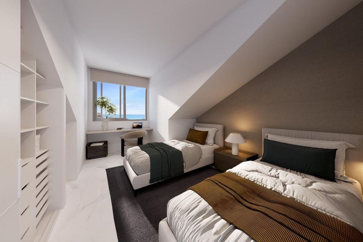 Gezellige slaapkamer met 2 bedden in penthouse, met modern ontwerp in Benalmádena. Heldere ambiance met zeezicht.