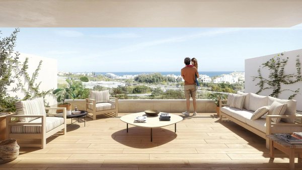 Penthouse terras met uitzicht op de oceaan in Estepona, met comfortabele zitplaatsen en houten vloeren.